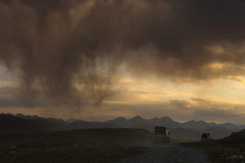 Illustration for article titled Land Rover Completes World’s First Hybrid Expedition Along Silk Trail From Solihull To Mumbai